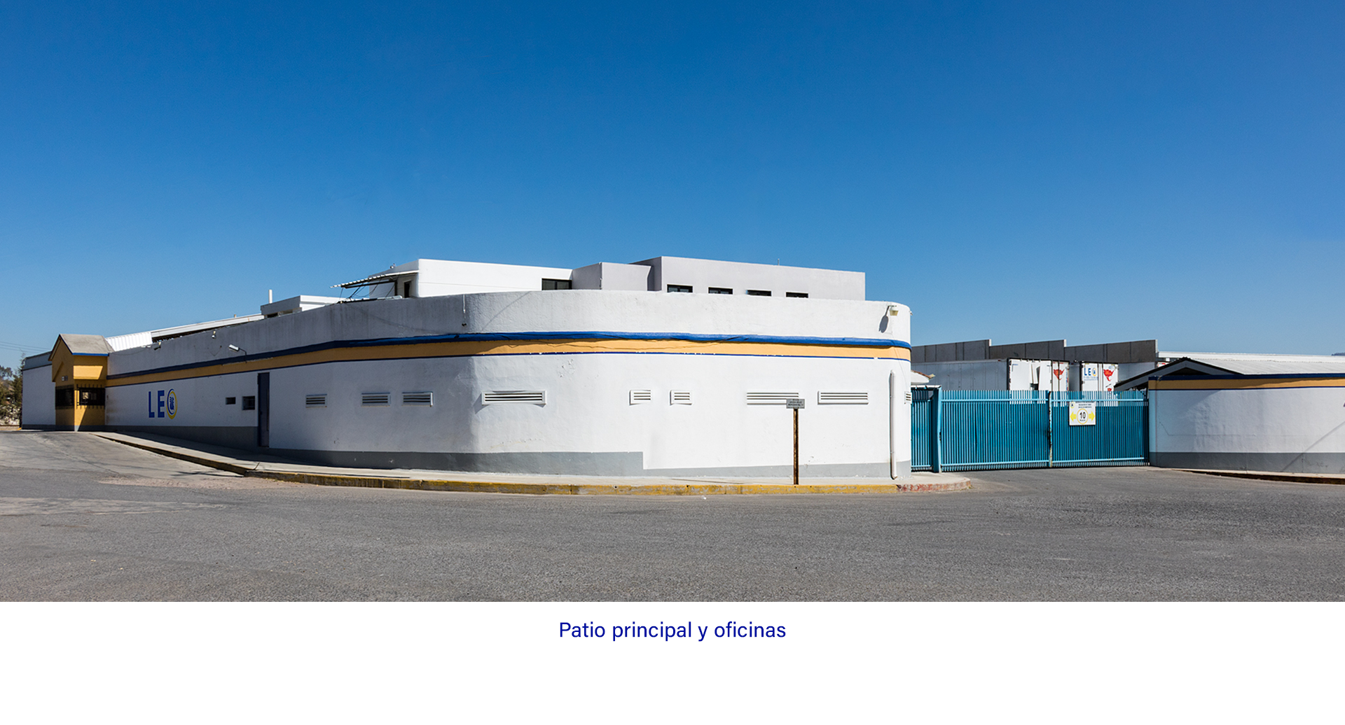 Patio principal y oficinas